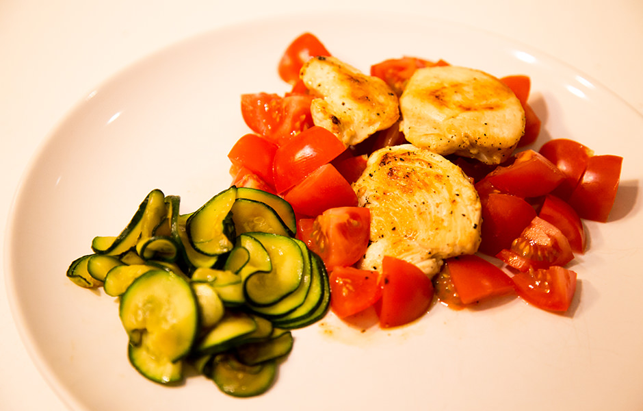 Saftige Putenbrust auf Tomatenbett an gedünsteter Zucchini - Rezept 21 Tage Stoffwechselkur